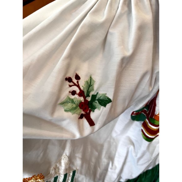 Vintage Small Embroidered Full Circle Cotton Christmas Skirt - Picture 7 of 11